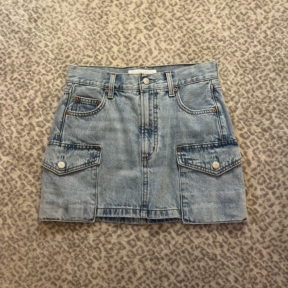Aritzia- 90s mid-rise cargo mini skirt (size 23)